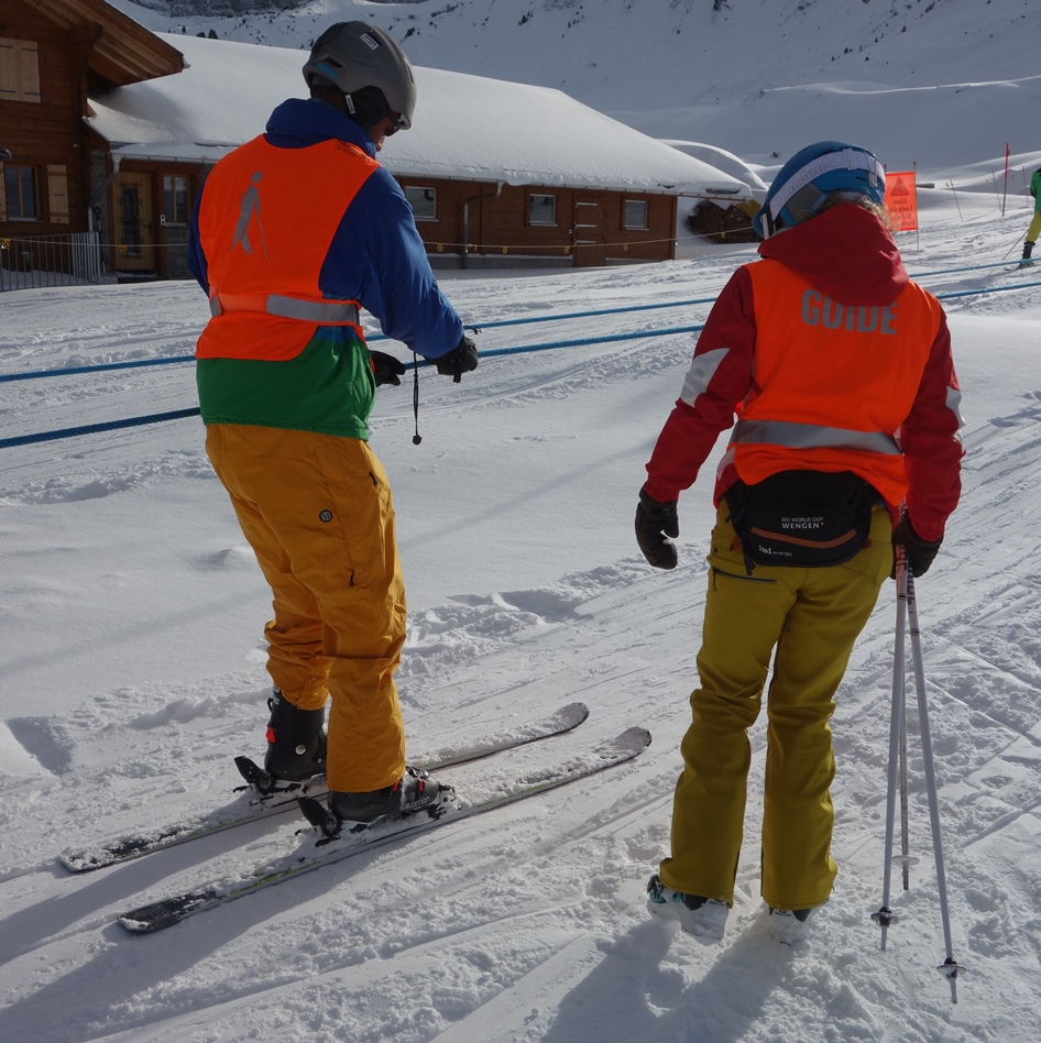 Blindenguide mit sehbehinderten Mann beim Anfängerlift